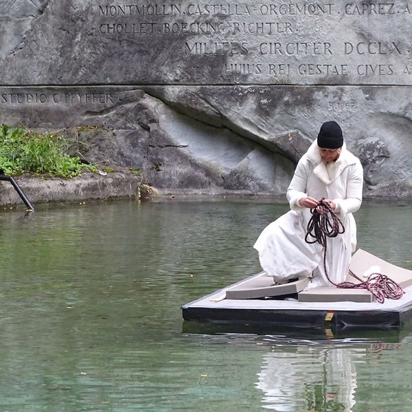 Nach 24 Stunden an der Kälte: Künstlerin verlässt Teich beim Löwendenkmal