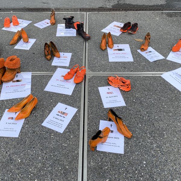 Darum standen orange Schuhe beim Luzerner Bahnhofsplatz