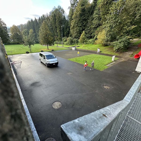 Autos statt Pausenplatz? Einwohnerrat kritisiert Kriens