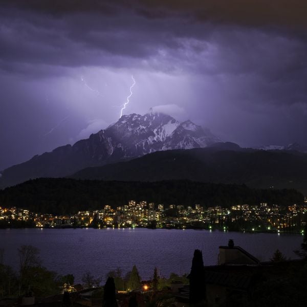Heftiges Gewitter steuert von Westen auf Luzern zu