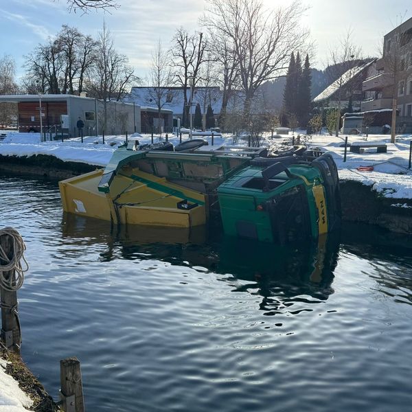 Rutschige Strasse: Lastwagen landet in der Lorze