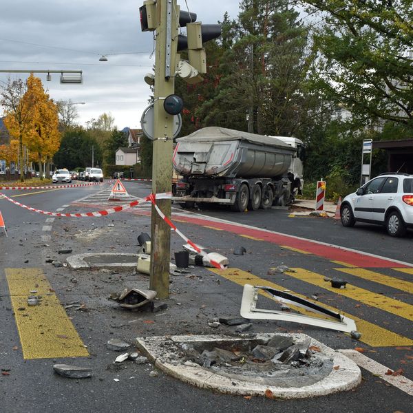 Stadt Luzern: Lastwagen kracht in Verkehrsteiler