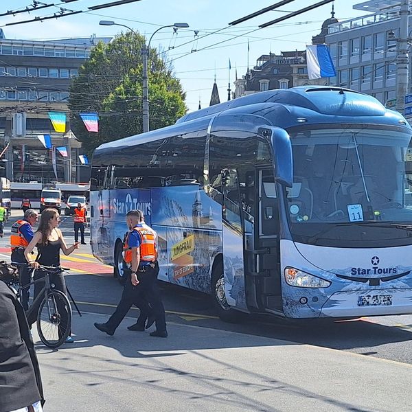 Reisecar kollidiert mit Velo – Verkehrschaos in Luzern