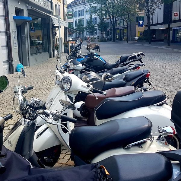 Parkplatzmangel und drohende Gebühren: Diskriminiert Luzern Töfffahrer?
