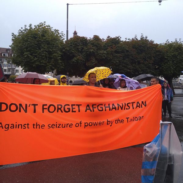 Demonstration im Luzerner Regen für Menschen in Afghanistan