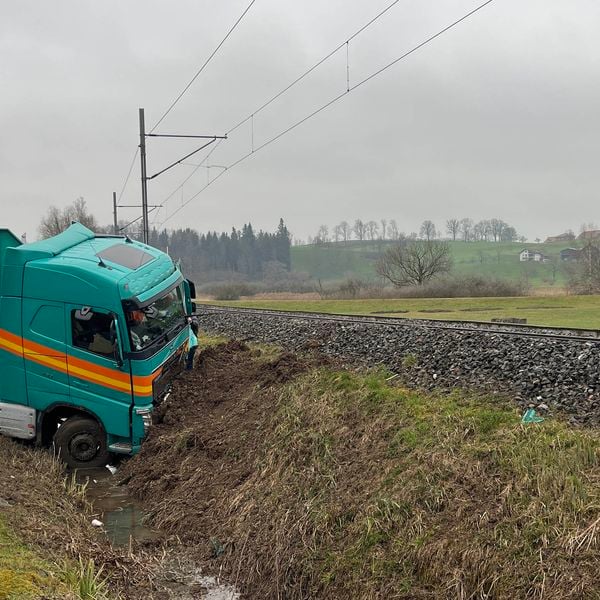Lastwagen landet fast auf Bahngleisen