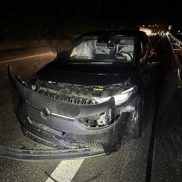 A2: Autofahrer verliert Kontrolle und knallt in Leitplanke