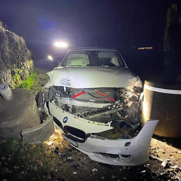 BMW-Fahrer (24) knallt in Betonblock
