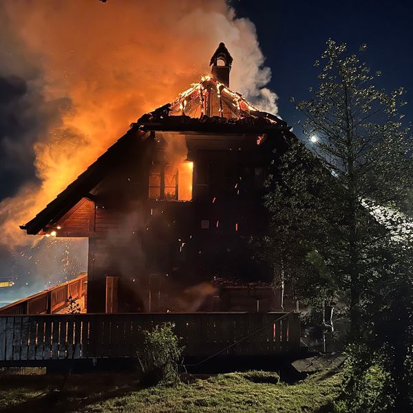 Zwei Häuser in Brand – Zwei Personen verletzt