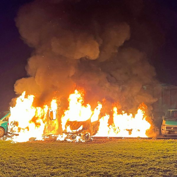 Drei Lieferwagen gehen in Flammen auf
