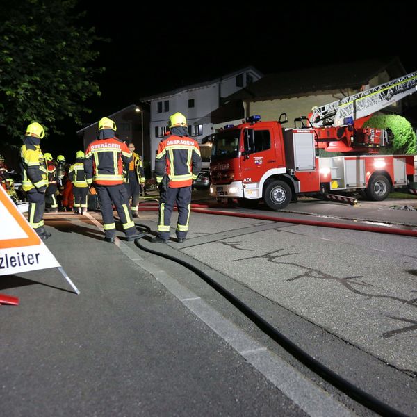 Feuerwehr Oberägeri rettet Mann aus qualmendem Haus