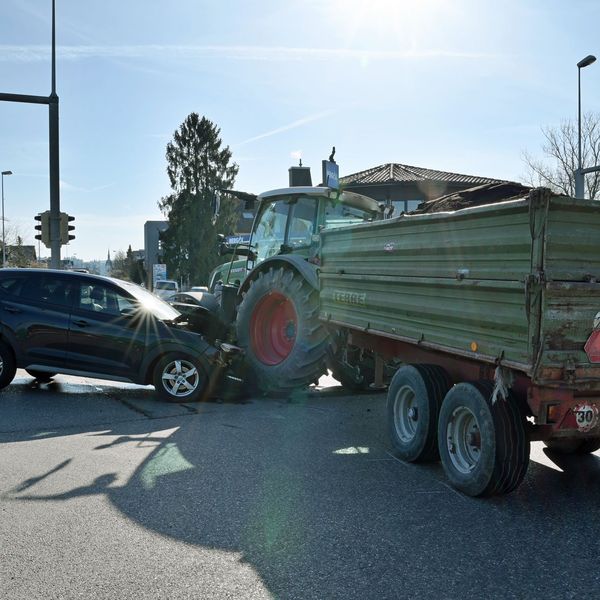 Inwil: Traktor und Auto prallen zusammen