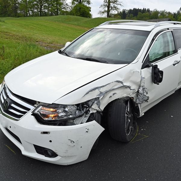 Auto gerät auf Gegenfahrbahn: Zwei Fahrer verletzt