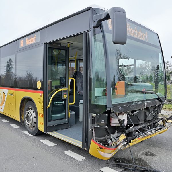 Auto bremst Postauto aus – dann knallts