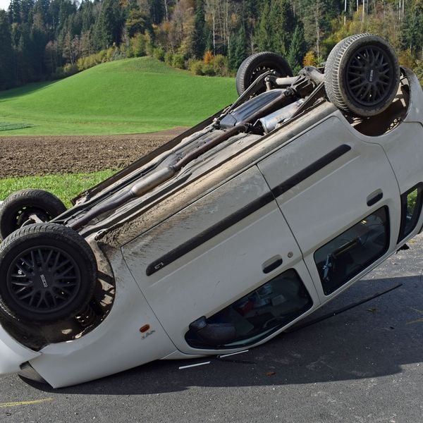 Autofahrer gerät ins Schleudern und landet auf Dach