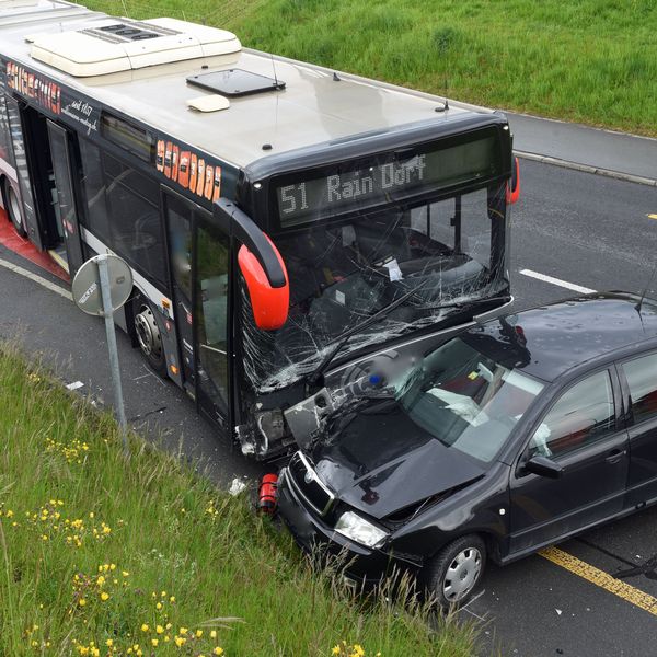 Rothenburg: Drei Personen bei Unfall mit Linienbus verletzt
