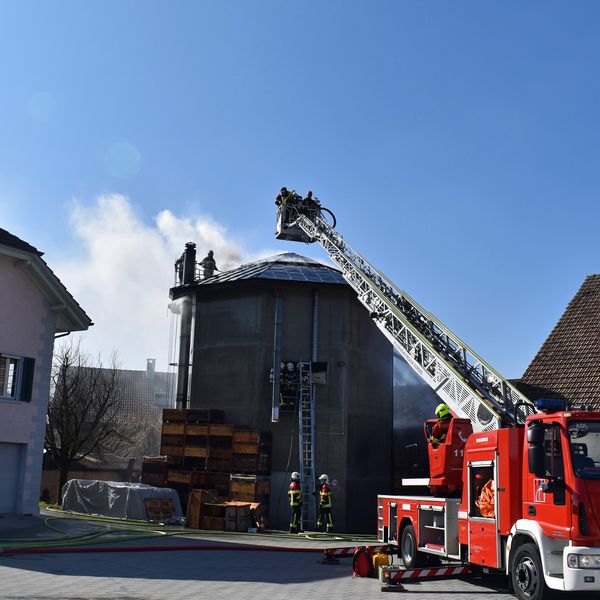 Ein Silobrand sorgt für dicken Rauch in Rickenbach