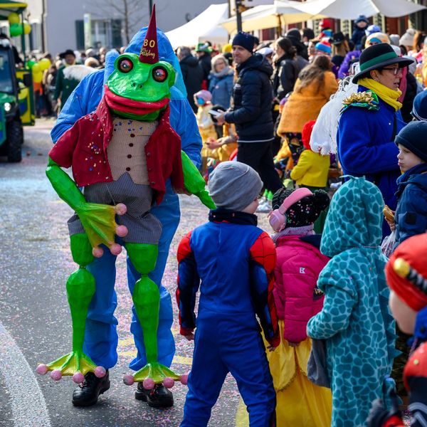 Umzugsteilnehmer regen sich über unflätige Kinder auf
