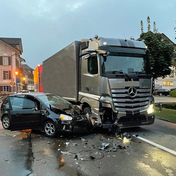 Unfall mit Lastwagen in Buttisholz – drei Personen verletzt