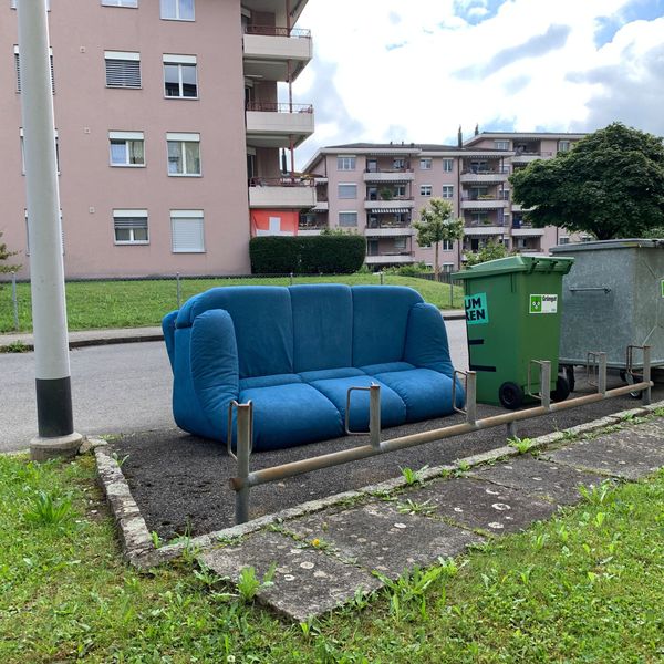 Rätsel in Kriens: Wem gehört dieses blaue Sofa?