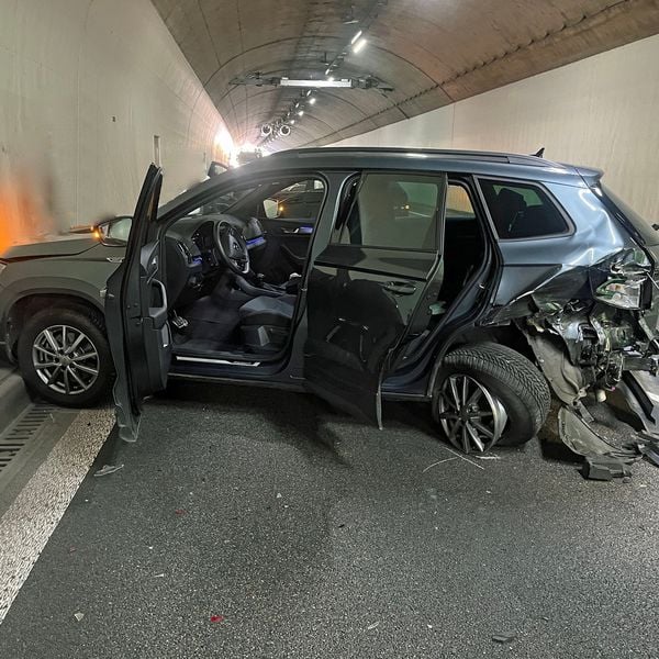 Bremsendes Auto auf A14 zu spät bemerkt: Unfall im Tunnel