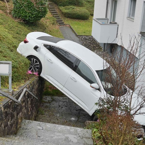 Gaspedal statt Bremspedal und ab die Böschung runter