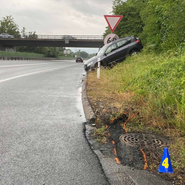 33-Jährige verliert auf nasser Strasse Kontrolle über ihr Auto