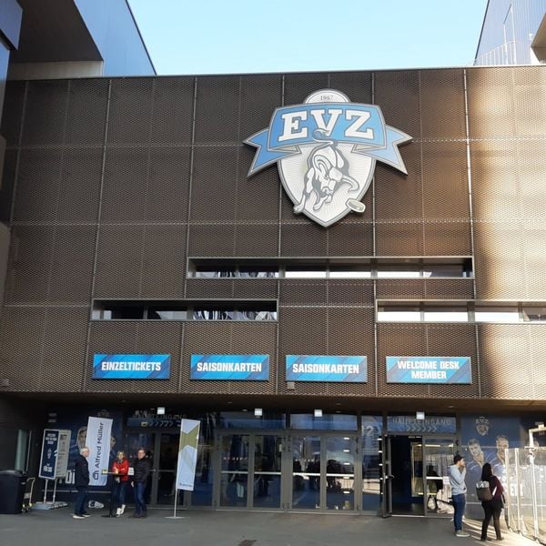 Zuger Polizei weist Davos-Fans vor Stadion weg