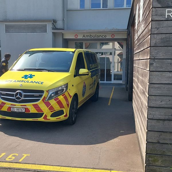 Weshalb diese Ambulanzen in Luzern Zuger Nummern haben