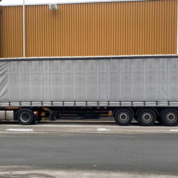 Zuger Polizei stoppt Lastwagen mit gefährlichen Eisplatten