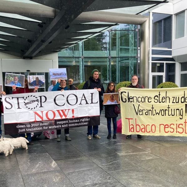 Glencore Hauptsitz: Aktivisten fordern Verantwortung