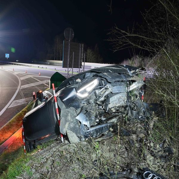Rennen auf Autobahnausfahrt? Zwei Junglenker im Spital