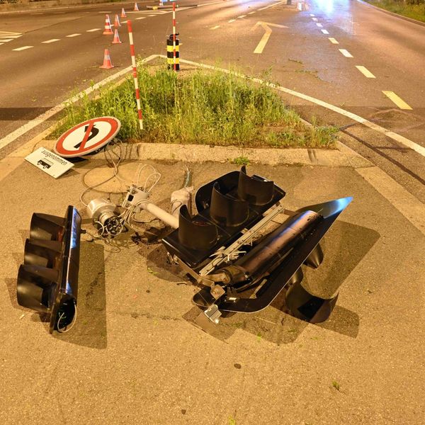 Autofahrer verliert Kontrolle und reisst Ampel aus