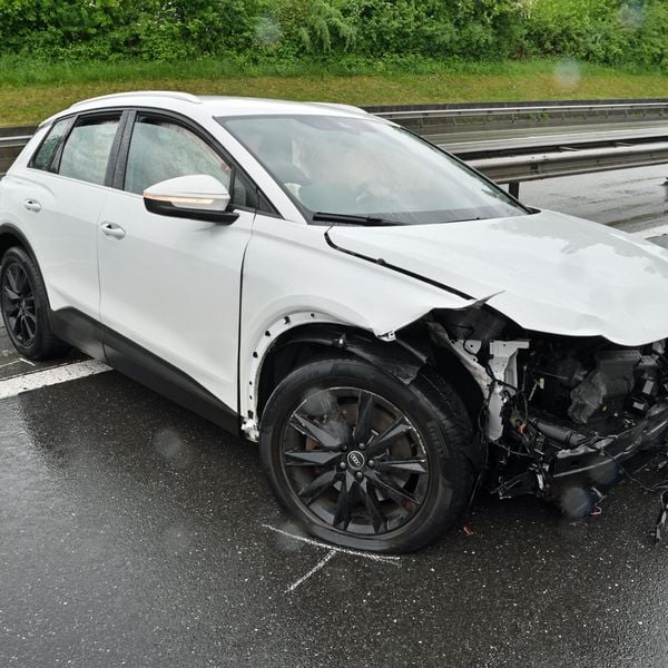 Ein Autofahrer prallt auf der A2 gegen Mittelleitplanke