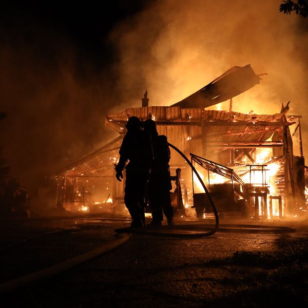 Risch-Rotkreuz: Scheune brannte vollständig nieder – 12 Personen evakuiert