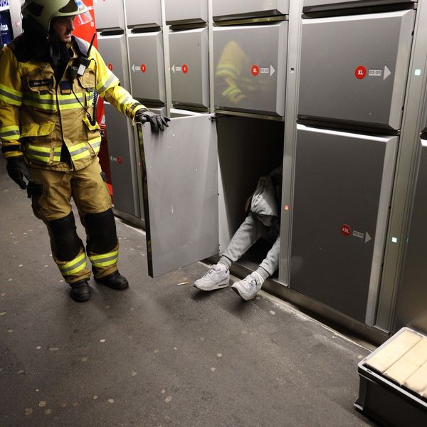 Zuger Feuerwehr rettet 18-Jährigen aus Schliessfach