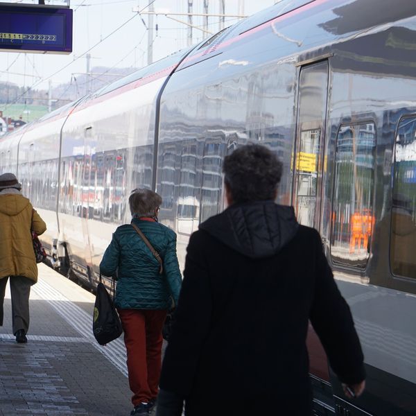 Bahnpolizei wirft Pendler aus Zug von Zürich nach Luzern