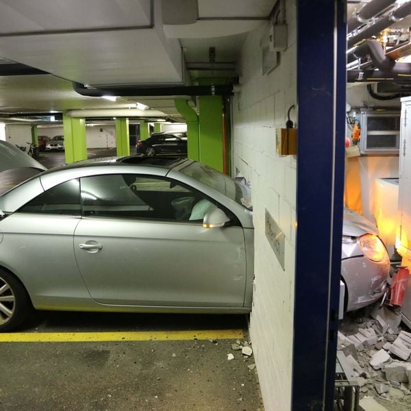 Zug: Rentner kracht mit Auto durch Wand in Tiefgarage