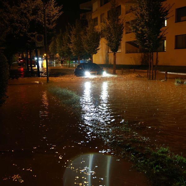 Fluten und Starkregen: Frau und Kind aus Auto gerettet