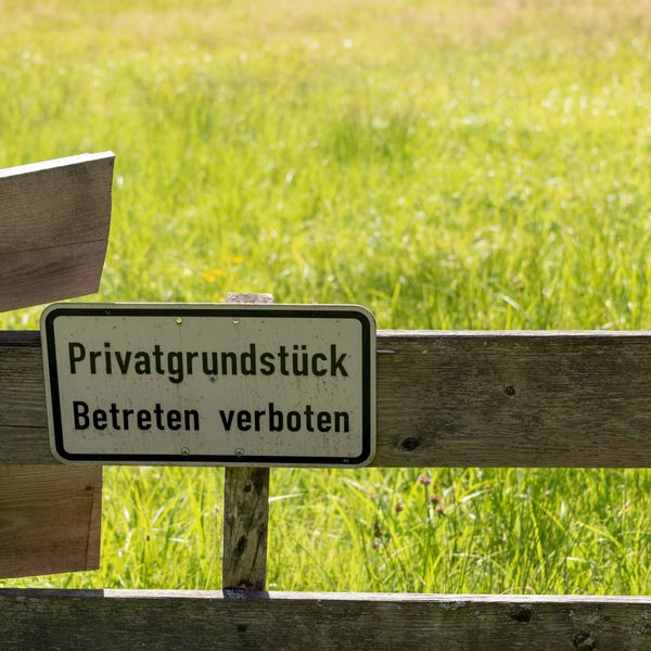Damit der Vater in die Wohnung kann, muss Nachbar Ja sagen
