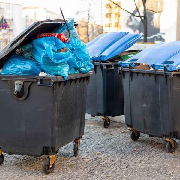 In Zug stapelt sich der Güsel – Schuld sind E-Fahrzeuge