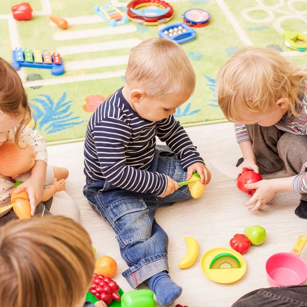 Kinder in Asyl-Notlage: Regierung öffnet Spielgruppen