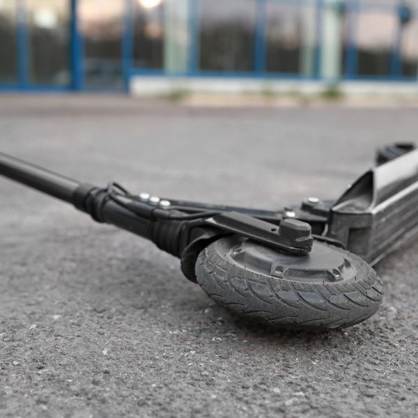 Besoffener E-Scooter-Fahrer brettert in Stahlträger