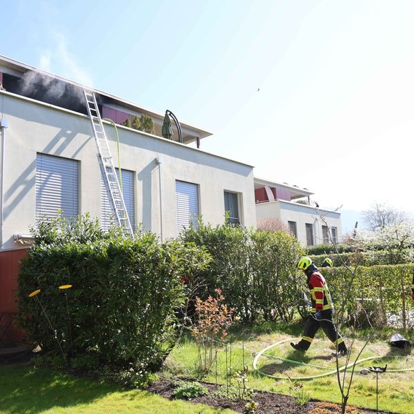 Brand auf Balkon: Nachbarn greifen zu Gartenschläuchen