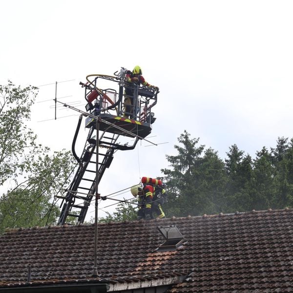 Neuheim: Feuer bricht in Einfamilienhaus aus