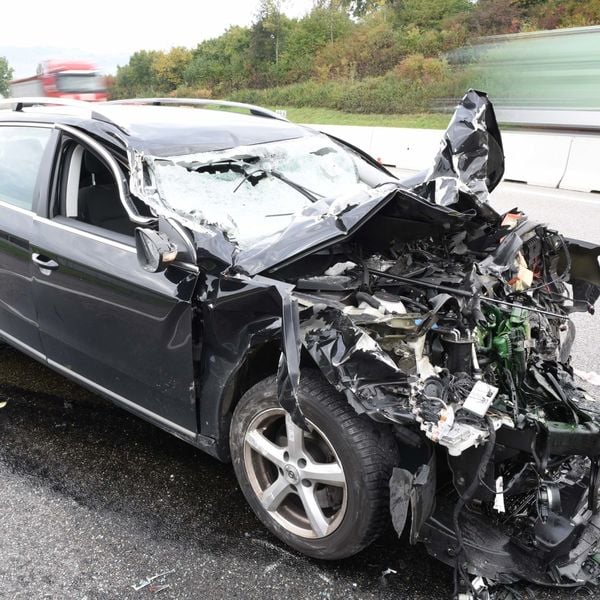Knutwil: Autofahrer prallt ins Heck eines Lastwagens