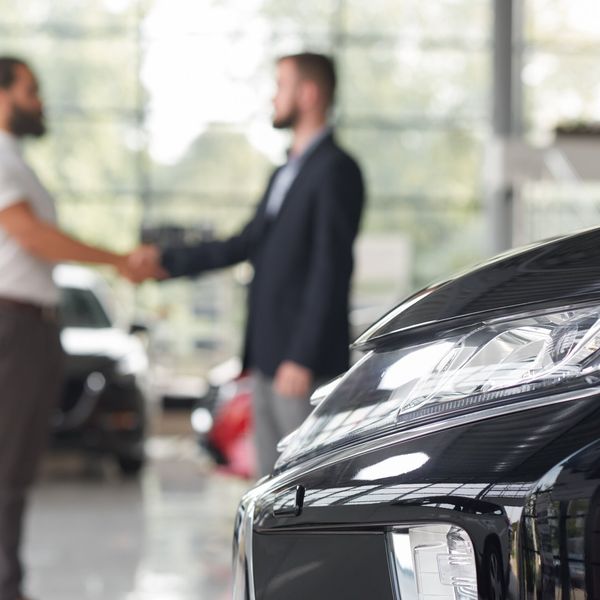 Zuger Angestellter verkaufte Autos und sackte Geld ein