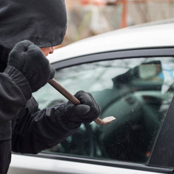 Unbekannte brechen 15 Autos auf – Polizei warnt