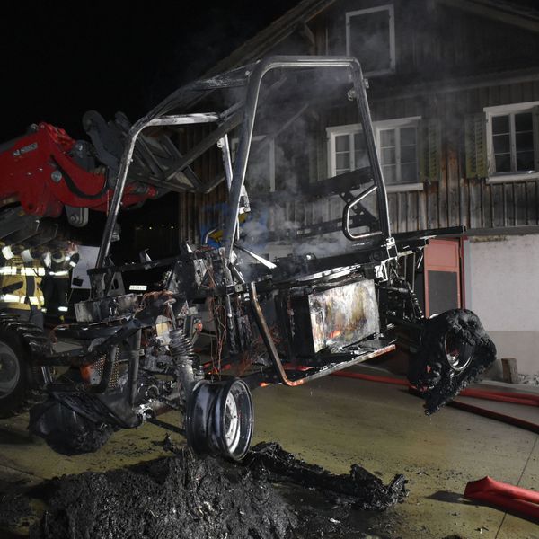 Ruswil: Elektrofahrzeug hat lichterloh gebrannt