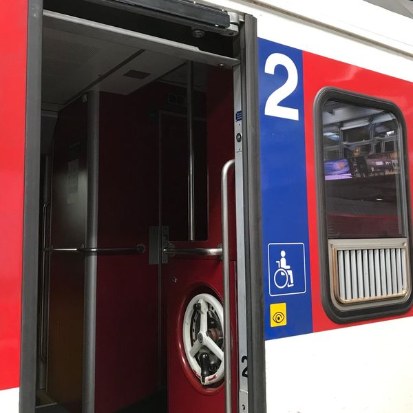 Brenzlige Situation im Bahnhof Zug: Türe stand offen – Zug fuhr los